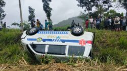 Ambulance Pembawa Jenazah Terguling di Jalur Lintas Selatan Pasirian, Polisi dan Warga Lakukan Evakuasi