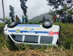Ambulance Pembawa Jenazah Terguling di Jalur Lintas Selatan Pasirian, Polisi dan Warga Lakukan Evakuasi