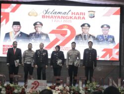Kapolres Bitung Beri Penghargaan kepada Operator Pelayanan Publik
