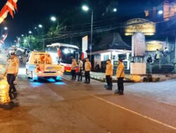 Petugas Gabungan Amankan Puncak Puja Walikrama di Pura Mandara Giri Semeru Lumajang