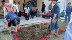 Dorong Pertanian Ramah Lingkungan, Mahasiswa KKN UINSA Ajak Petani Desa Dandang Beralih ke Pupuk Organik